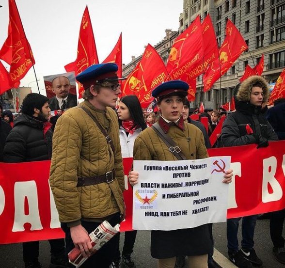 13 500 алых цветов возложено к могиле Сталина в Москве