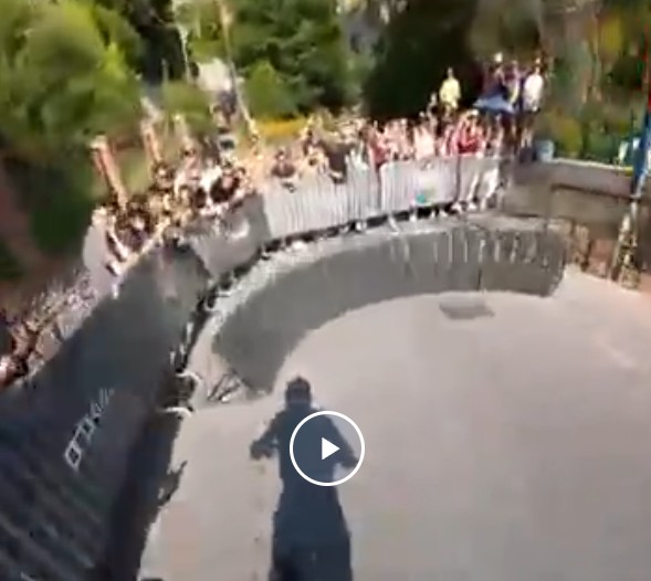 Человек скатился