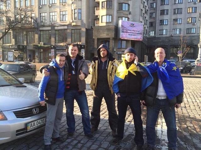 Соседи Януковича с боем прорываются домой.