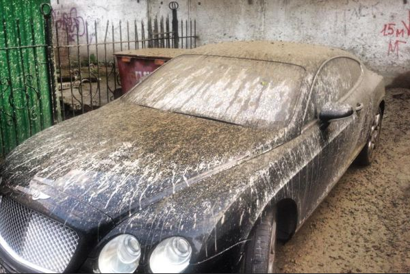 В Москве на Bentley вылили семь тонн бетона