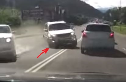 Сракер швырнул кроссовер на встречную