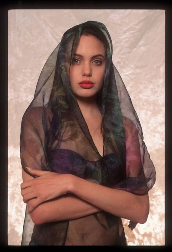 Фото юной Анджелины Джоли из одной фотосессии