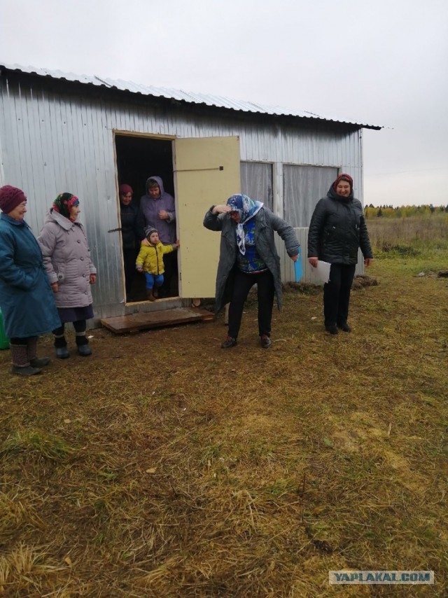 В деревне в Удмуртии торжественно открыли беседку стоимостью 161 тысячу рублей — с голыми стенами и одним креслом