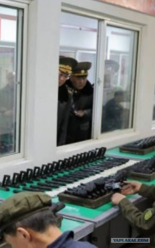 Ким Чен Ын вместе с дочерью посетили оружейный завод и постреляли из пистолета