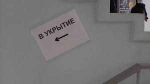 В целях повышения настроения жителей столицы в Московском метрополитене были добавлены юмористические подписи к названиям станций