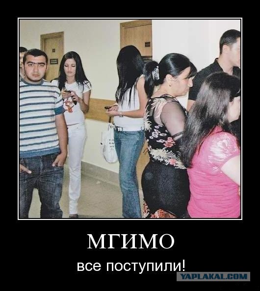 Трактор и грузовик играются в луже