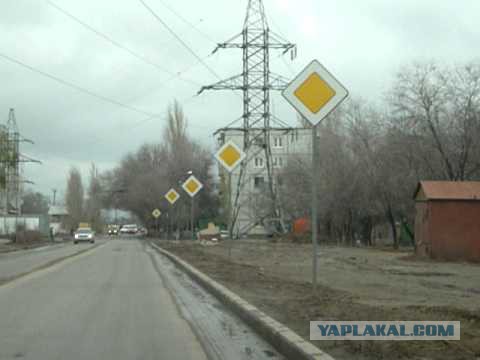 Что означает сочетание этих дорожных знаков?