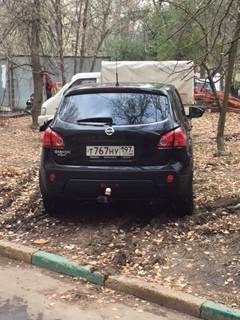 Борьба за личное парковочное место во дворе выходит на новый уровень