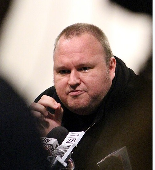 Бизнесмен Дотком призвал избавляться от долларов из-за скорого краха США