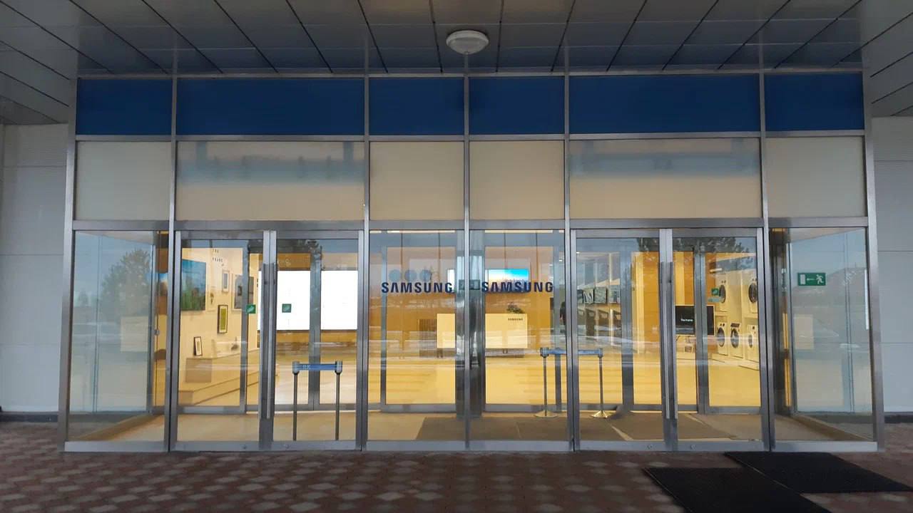 Samsung начал массово набирать людей на свои заводы и склады в России