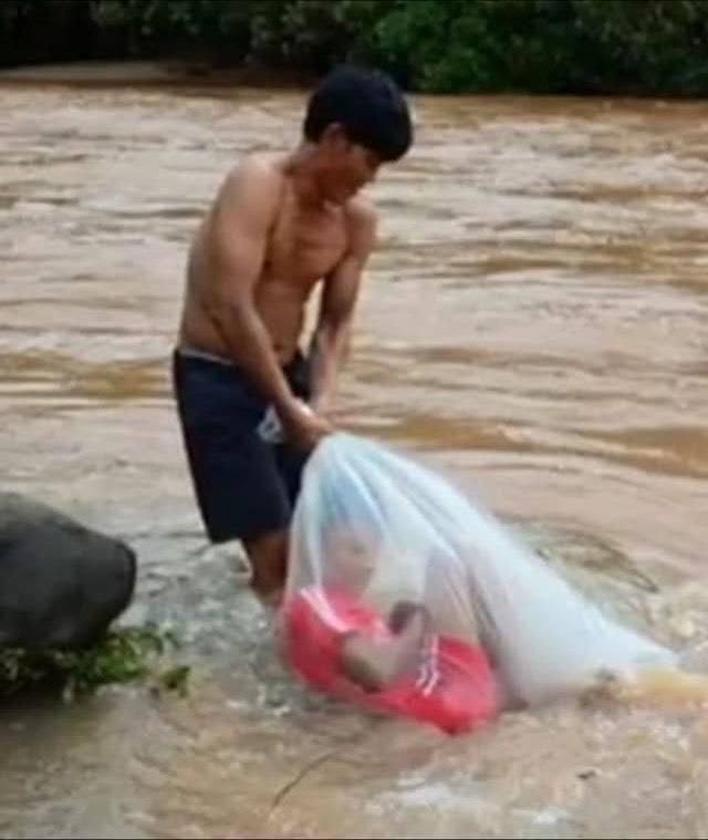 Во Вьетнаме родители отправляют своих детей в школу в полиэтиленовых пакетах