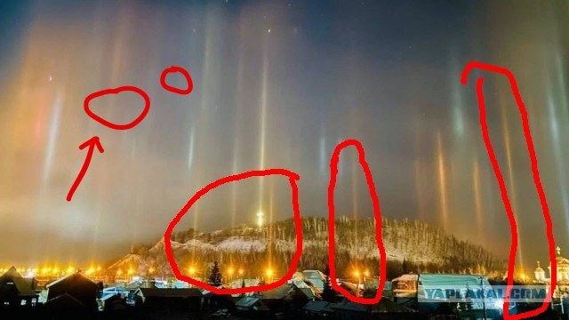 Гигантские световые столбы этой ночью видели по всей России