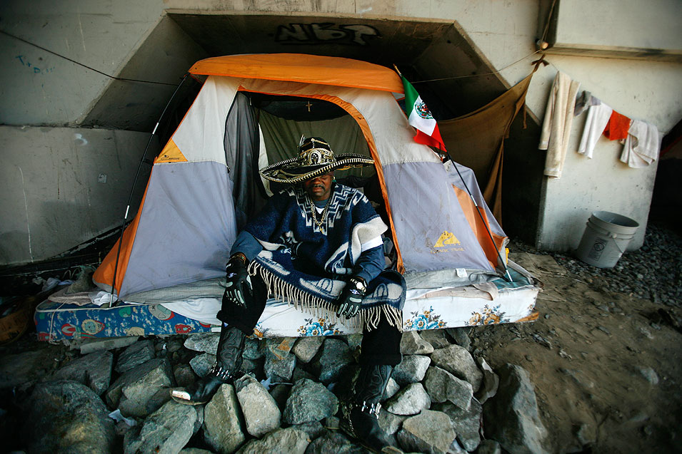 Бомжи в палатке. Убогая палатка. Жизнь под мостом. Палатки бездомных.