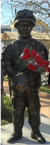 Памятник "Вежливые люди" подвергся нападению вандалов