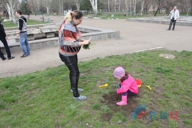 В парке имени Щорса в Луганске высадили аллею в память о погибших детях