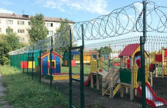 Со спортплощадки нового ЖК прогоняют пацанов с других домов. Норм?