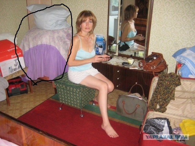 Девушки и женщины дома. Ждут, наверное, кого-то...