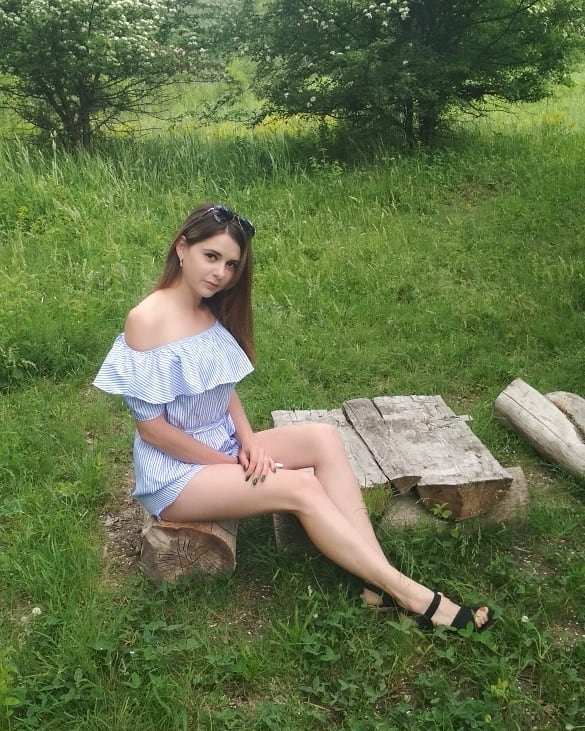 А что у нас там за городом происходит, так сказать, на свежем воздухе? Чем девушки и женщины занимаются?