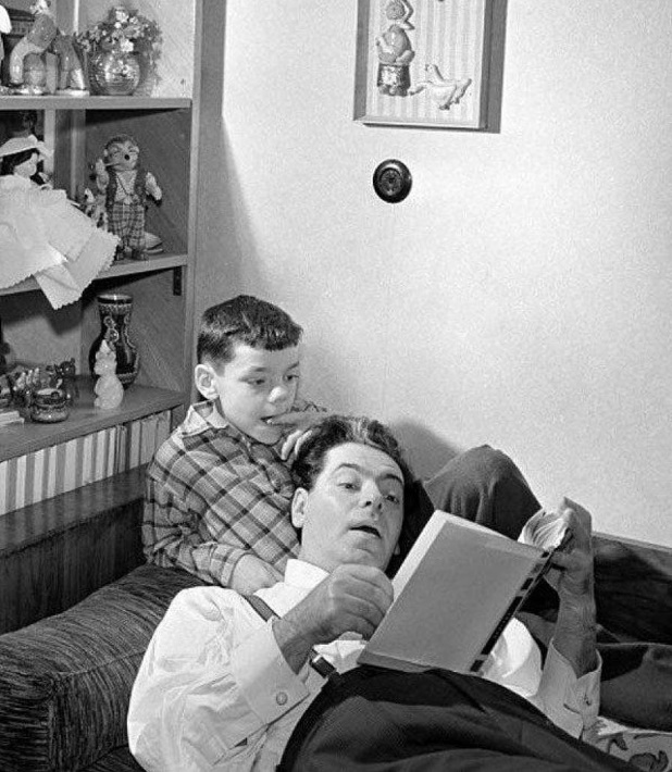 Счастливые папы: 25 атмосферных фотоснимков советских знаменитостей со своими детьми