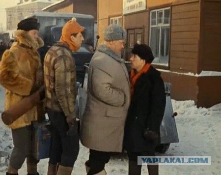 Обязан ли мужчина уступать место в общественном транспорте женщине?