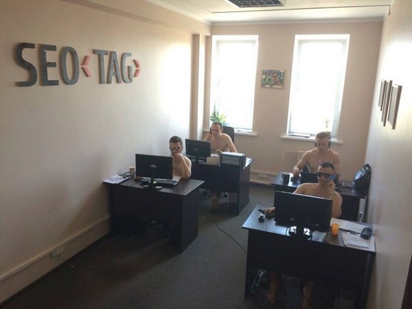 «Раздеваться и работать»: флешмоб в офисах