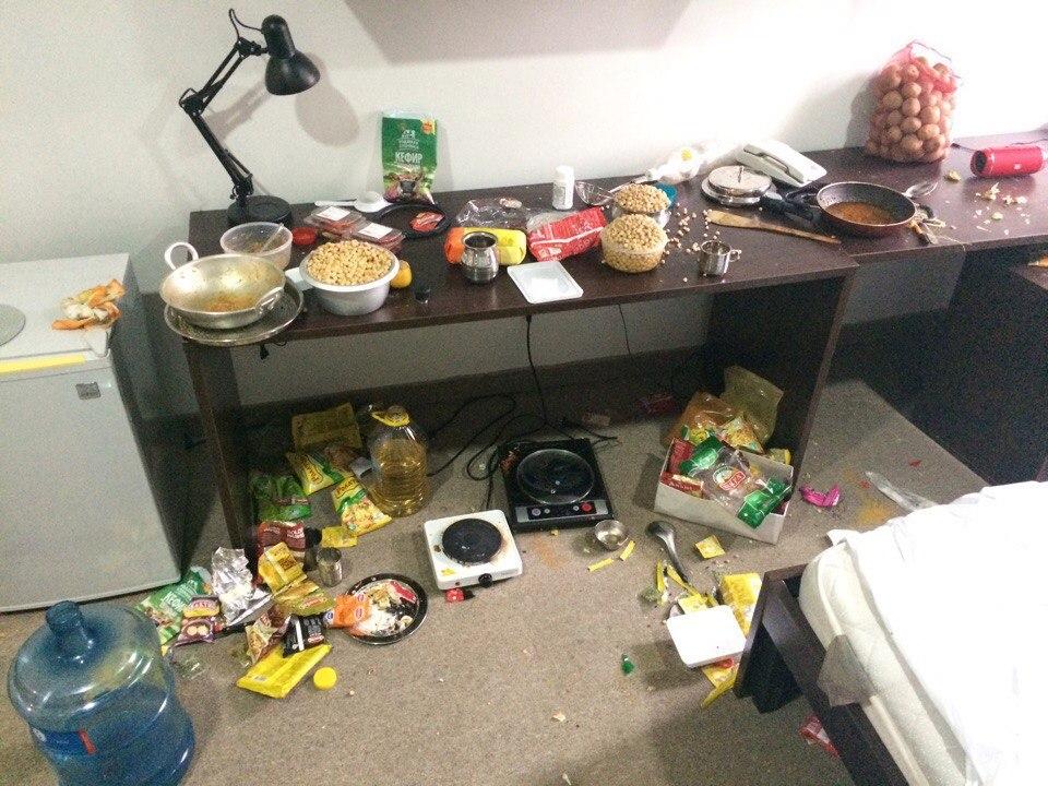 Приехала в общежитие. Дальневосточный федеральный университет общежитие. Беспорядок на кухне. Бардак в общежитии. Еда в общежитии.