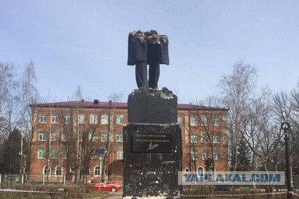 В Киеве вандалы вновь залили цементом Вечный огонь