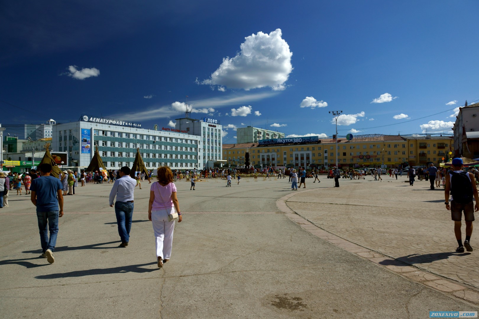 Протяженность якутска. Столица Якутии Якутск. Лето в Якутске. Якутск летом. Площадь Республики Якутия.