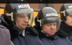 Соседи Януковича с боем прорываются домой.