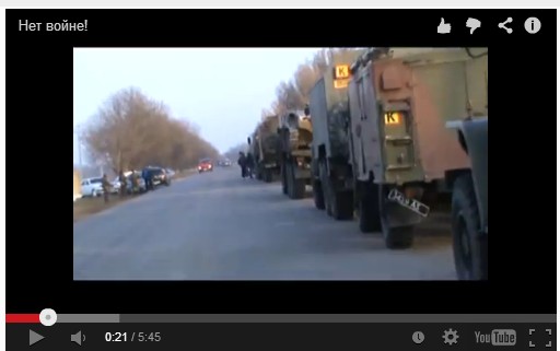 Мирные жители остановили военную колонну