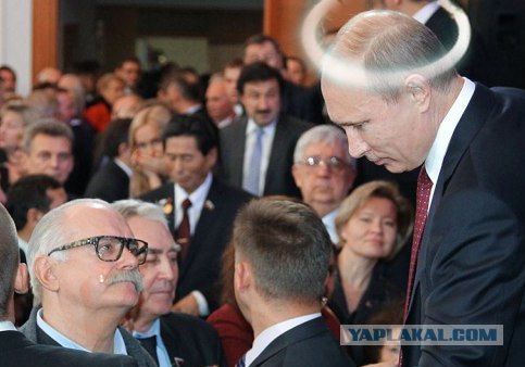 Oхрана на дает упасть Михалкову на колени