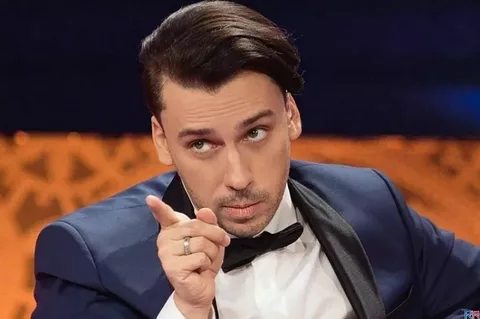 Учительницы вступились за уволенную коллегу, запустив флешмоб с откровенными фото