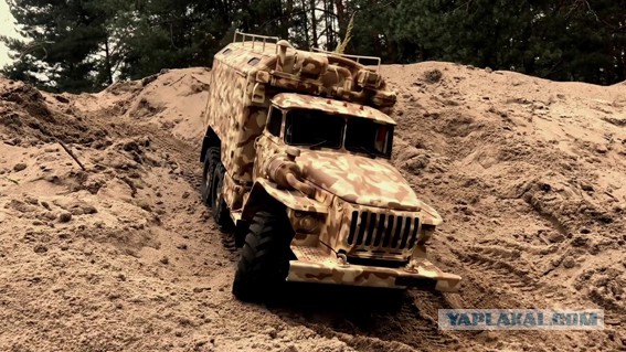 Маленький Камаз 4310 в южных песках