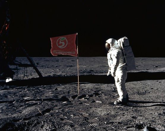 На луне обнаружен огромный космический корабль