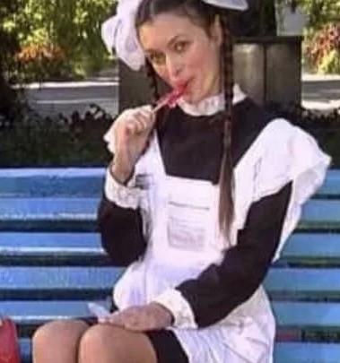 Эвелинка Блёданс никак не покидает образ медсестры из Маски-шоу, хотя паспорт терпеливо фиксирует 57-й год