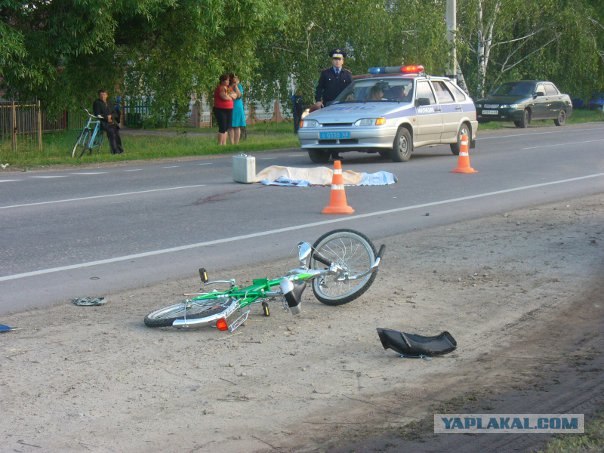 Мотоциклист на огромной скорости сбил ребенка!