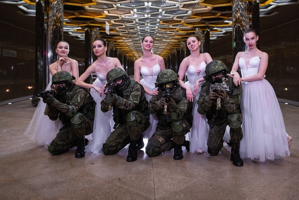Военные сфотографировались с балеринами в метро Екатеринбурга