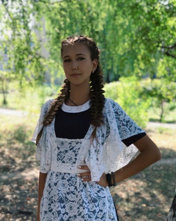 Ослепительные одиннадцатиклассницы 2019 года: Каблуки, помада, кружева