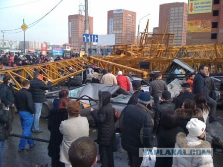 В Красноярске на прохожих рухнул башенный кран