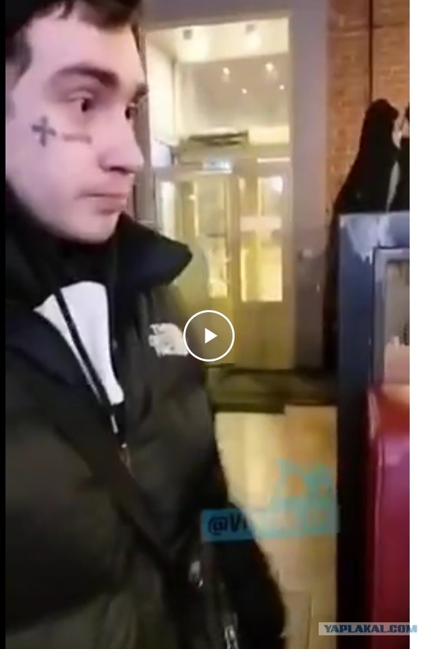 Ты с какой целью юбку надел? Ты нашу нацию позоришь или че?"