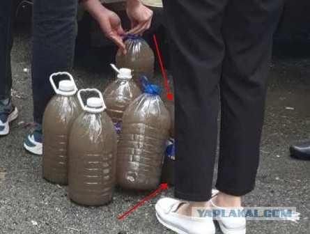 Жителям затопленного челябинского города привезли коричневую воду
