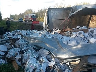 Фура с водкой перевернулась в Наро-Фоминском районе Подмосковья