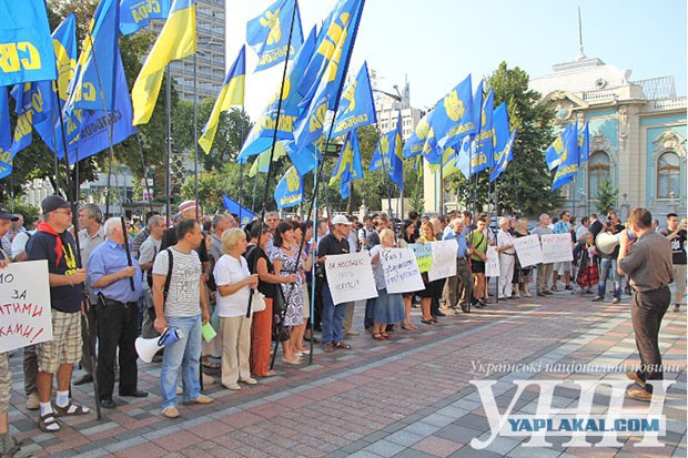 Митингующие в Киеве требуют отпустить военных..