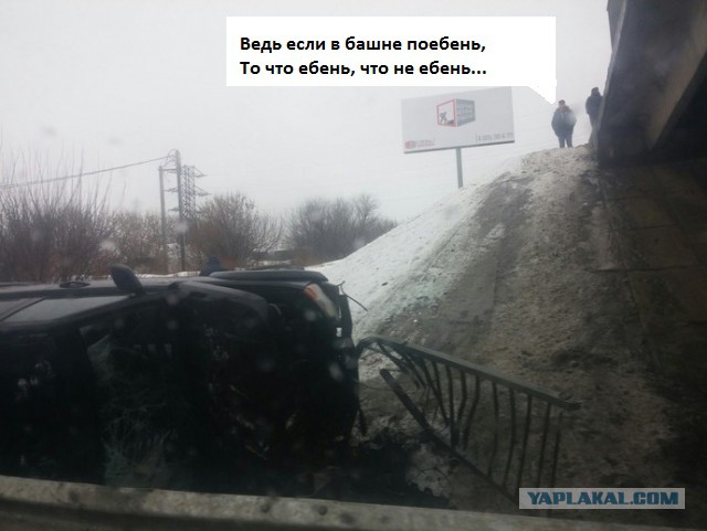 В Подмосковье при попытке опережения с эстакады свалился внедорожник