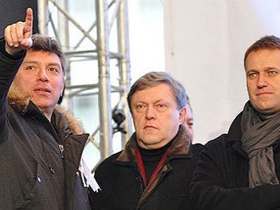 Членам штаба Навального в Томске запенили двери и повредили автомобили