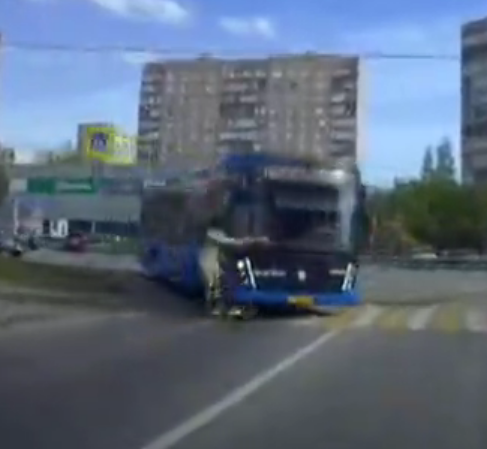 В Зеленограде девушка решила не спешиваться с самоката и попала под автобус.