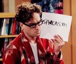 Московская полиция ищет водителя, который чуть не сбил женщину на «зебре» и устроил гонки на тротуаре возле колледжа