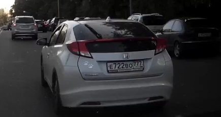 Зачем тут люди ходят, я же еду...