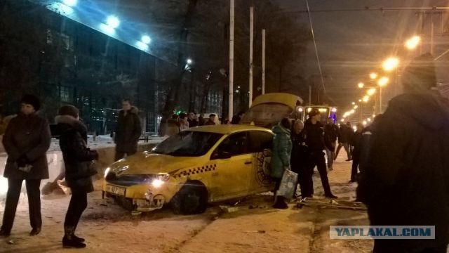 В Москве автомобиль сбил девять человек на трамвайной остановке.