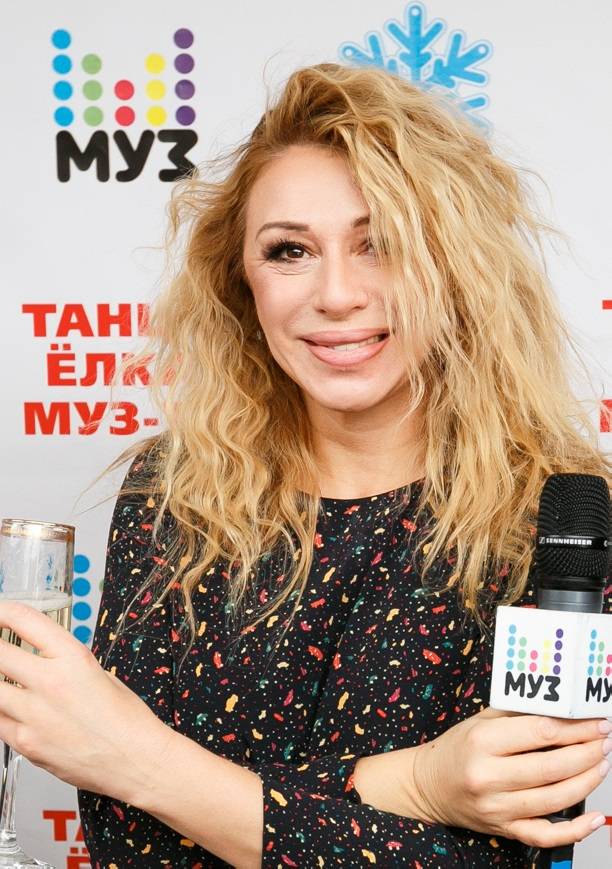 52-летняя  Алена Апина